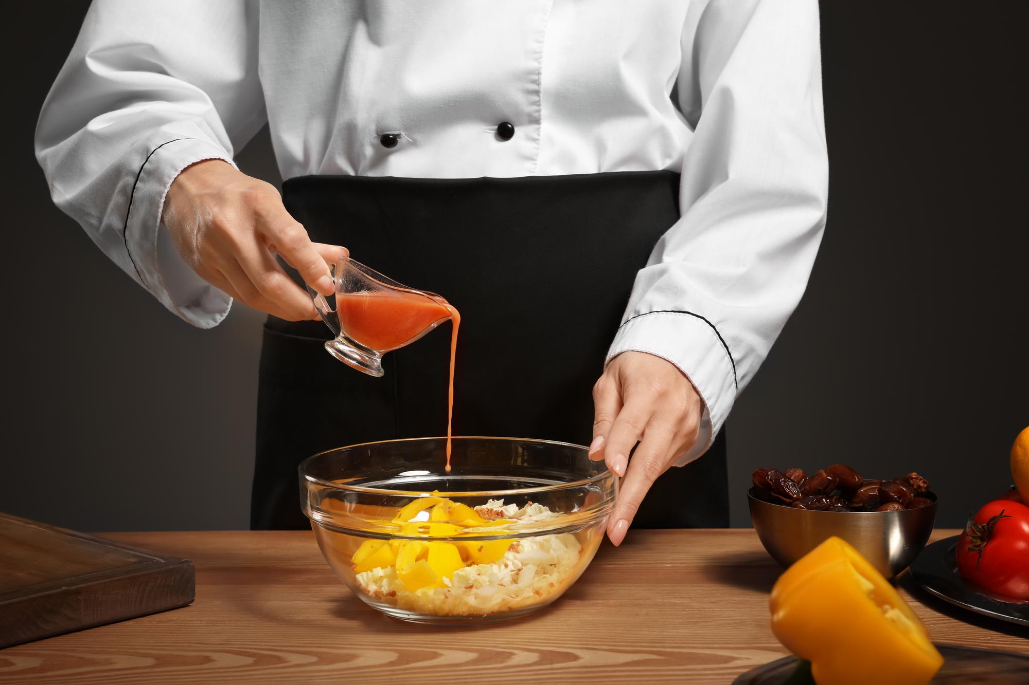 Chef bei der Zubereitung eines feinen Gerichts